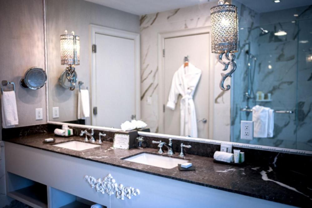 Deluxe King Room interior
